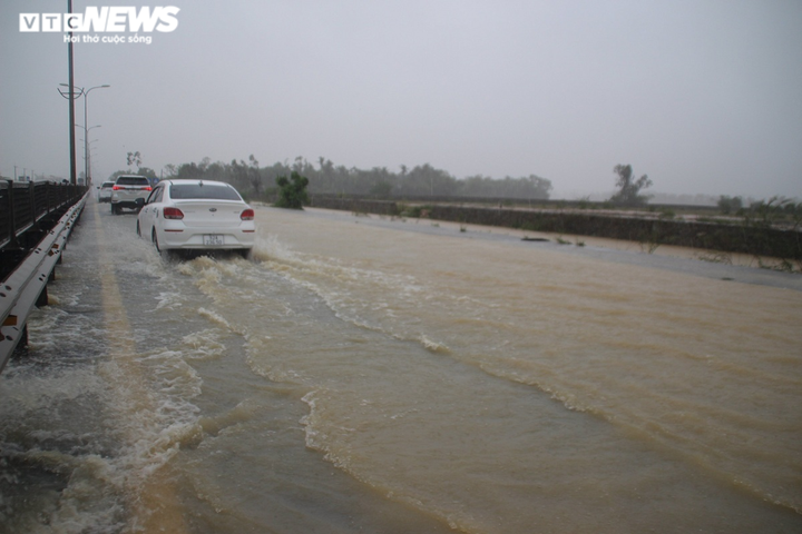 Ảnh: Quốc lộ 1A ngập sâu, người dân Quảng Nam hối hả thu dọn đồ đạc - 4