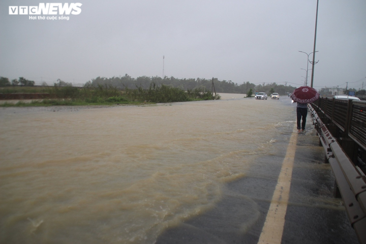 Ảnh: Quốc lộ 1A ngập sâu, người dân Quảng Nam hối hả thu dọn đồ đạc - 3