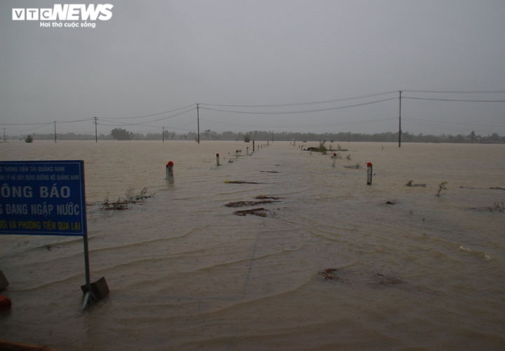 Ảnh: Quốc lộ 1A ngập sâu, người dân Quảng Nam hối hả thu dọn đồ đạc - 6