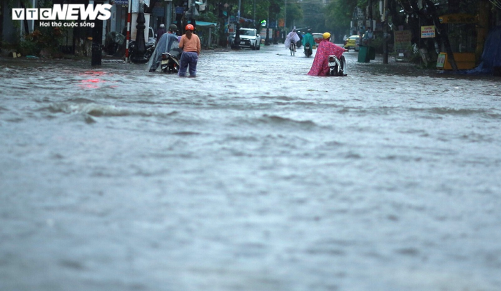 Ảnh: Mưa trắng trời, nhiều tuyến đường ở Quảng Ngãi biến thành sông - 9