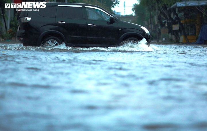 Ảnh: Mưa trắng trời, nhiều tuyến đường ở Quảng Ngãi biến thành sông - 2