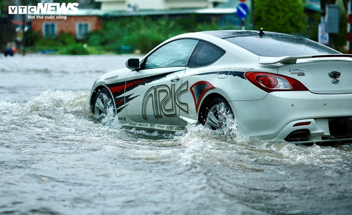 Ảnh: Mưa trắng trời, nhiều tuyến đường ở Quảng Ngãi biến thành sông - 4