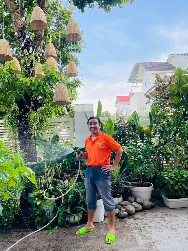 Sao Việt cuốc đất trồng rau: Thủy Tiên rao bán, riêng Quyền Linh phải đem cho - 9