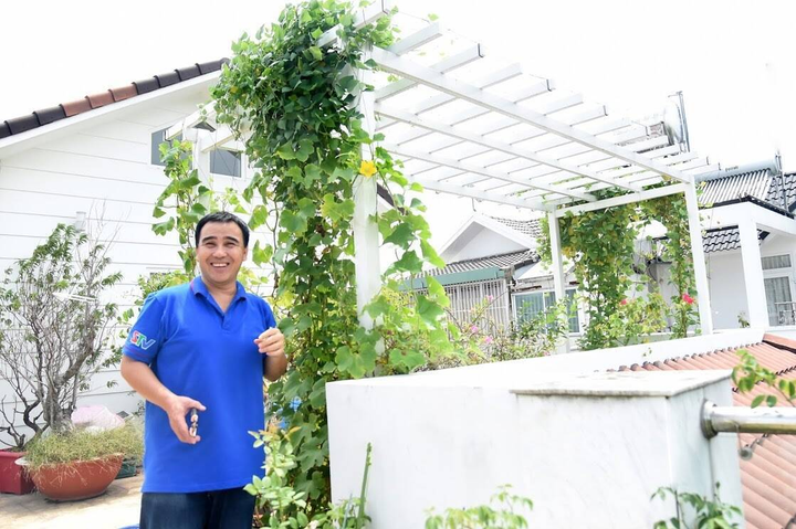 Sao Việt cuốc đất trồng rau: Thủy Tiên rao bán, riêng Quyền Linh phải đem cho - 6