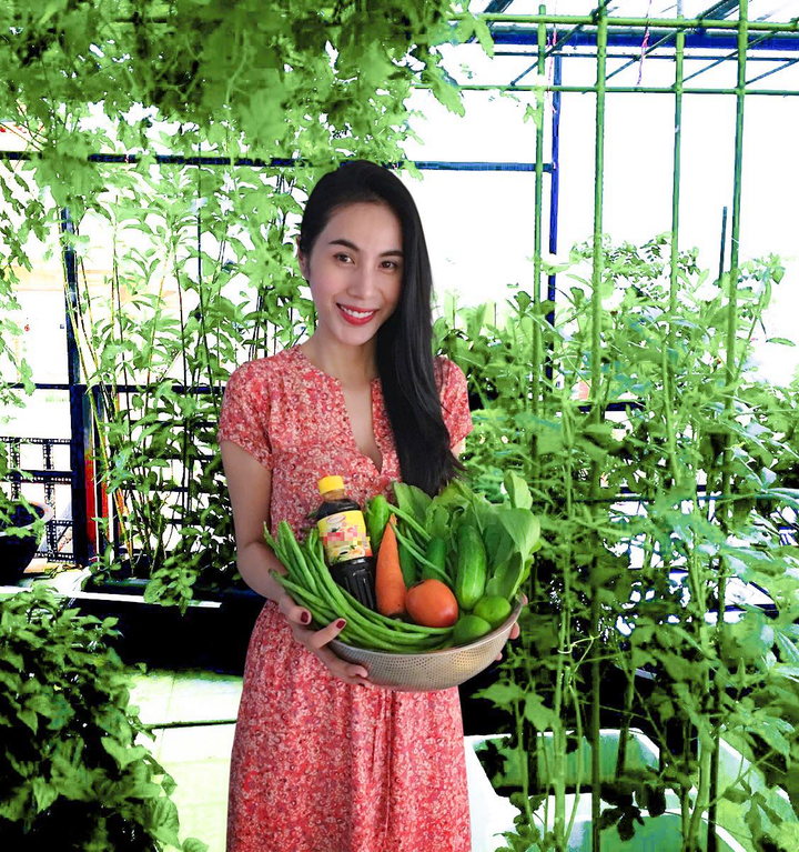 Sao Việt cuốc đất trồng rau: Thủy Tiên rao bán, riêng Quyền Linh phải đem cho - 4