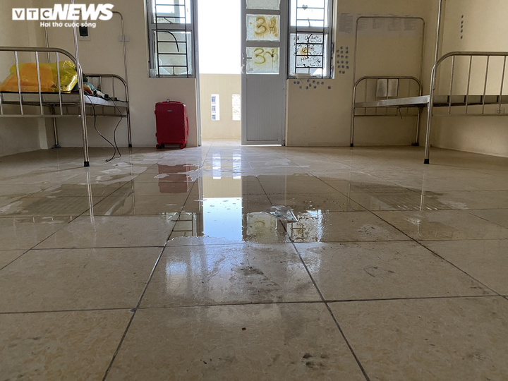 Ảnh: Cảnh hoang tàn, xập xệ trong phòng cách ly tập trung ở Vĩnh Phúc - 5