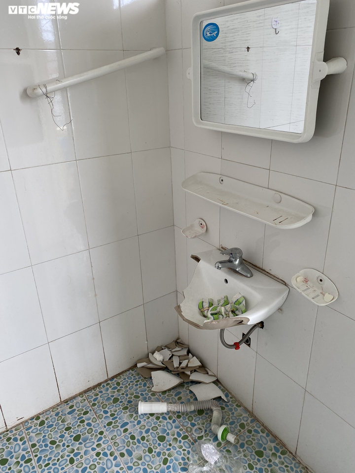 Ảnh: Cảnh hoang tàn, xập xệ trong phòng cách ly tập trung ở Vĩnh Phúc - 6
