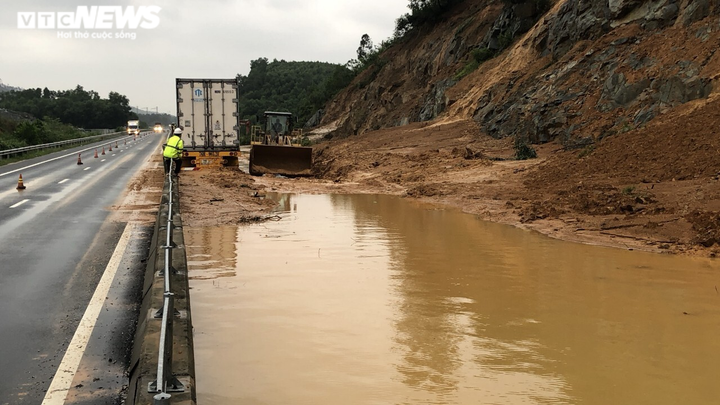 Mưa lũ miền Trung: Hơn 16.000 nhà dân chìm trong biển nước, đường sá sạt lở nặng - 7