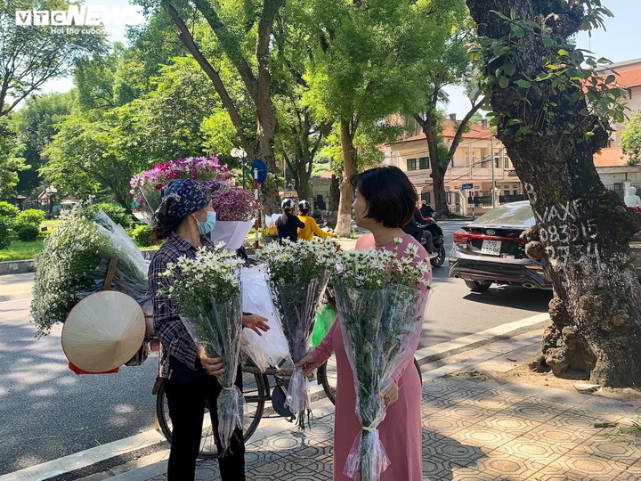 'Đặc sản' cúc họa mi đầu mùa xuống phố, chị em Hà thành xôn xao - 3