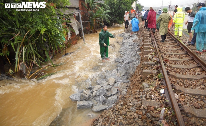Mưa lũ miền Trung: Hơn 16.000 nhà dân chìm trong biển nước, đường sá sạt lở nặng - 9