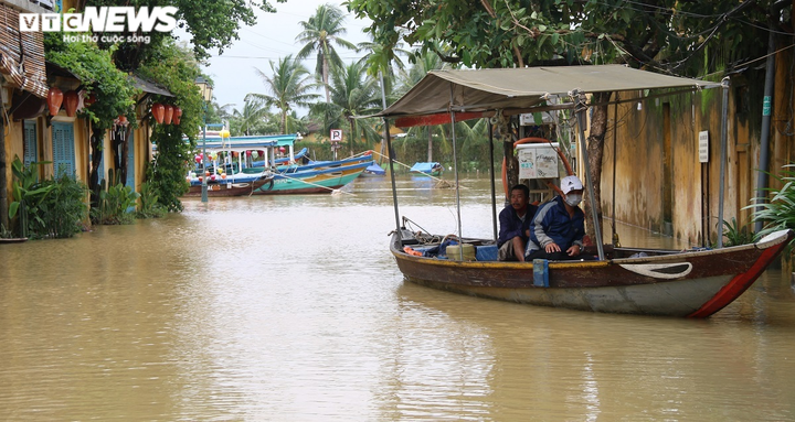 Ảnh: Lũ lại về phố cổ Hội An, đường phố Tam Kỳ chìm trong biển nước - 4