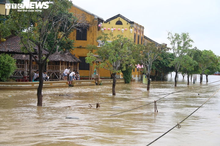 Ảnh: Lũ lại về phố cổ Hội An, đường phố Tam Kỳ chìm trong biển nước - 3