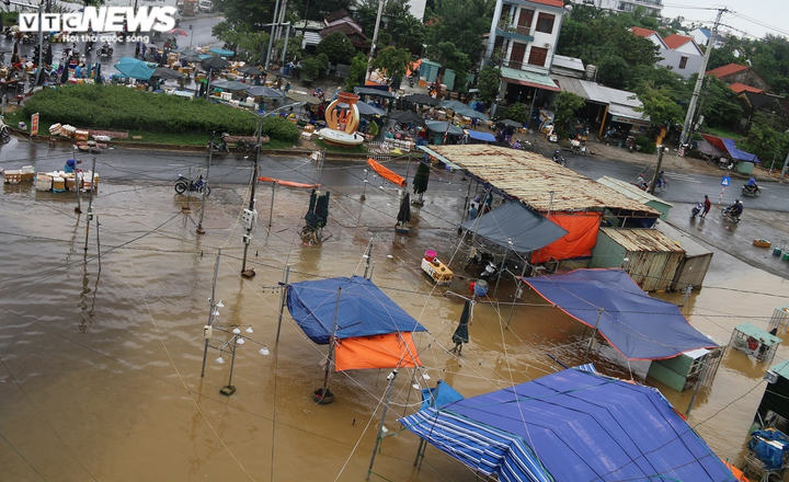 Ảnh: Lũ lại về phố cổ Hội An, đường phố Tam Kỳ chìm trong biển nước - 8