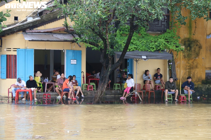 Ảnh: Lũ lại về phố cổ Hội An, đường phố Tam Kỳ chìm trong biển nước - 6