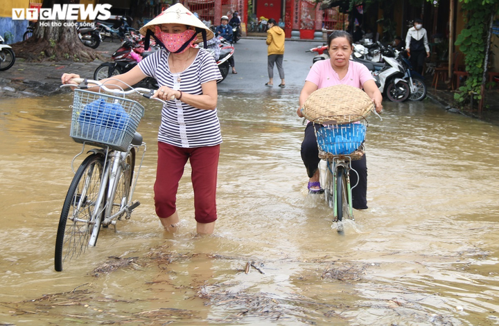 Ảnh: Lũ lại về phố cổ Hội An, đường phố Tam Kỳ chìm trong biển nước - 5