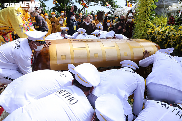 Tăng ni phật tử thành kính tiễn biệt Đại lão Hòa thượng Thích Phổ Tuệ - 12