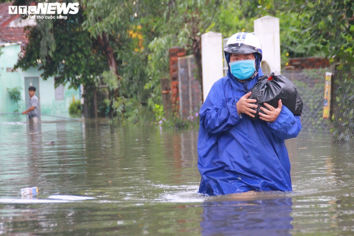 Mưa lũ miền Trung: Hơn 16.000 nhà dân chìm trong biển nước, đường sá sạt lở nặng - 5