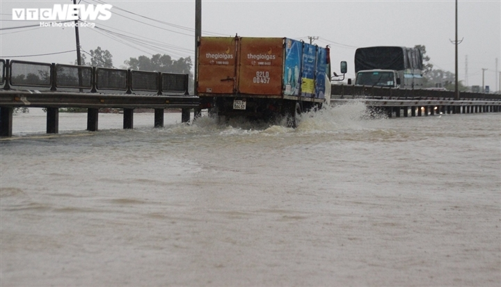 Mưa lũ miền Trung: Hơn 16.000 nhà dân chìm trong biển nước, đường sá sạt lở nặng - 10