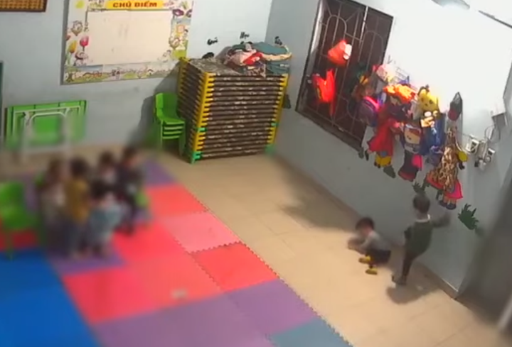 Bé gái 2 tuổi bị bạn đánh thâm tím: Cô giáo không biết, dân mạng phẫn nộ - 1