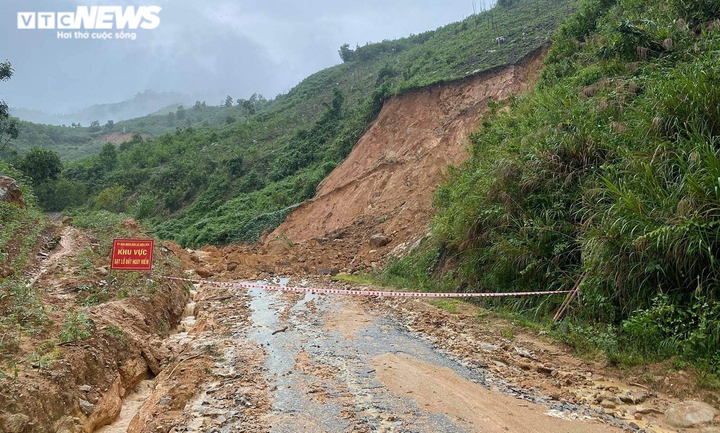 Mưa lũ miền Trung: Hơn 16.000 nhà dân chìm trong biển nước, đường sá sạt lở nặng - 16