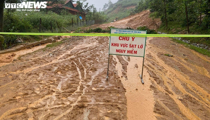 Mưa lũ miền Trung: Hơn 16.000 nhà dân chìm trong biển nước, đường sá sạt lở nặng - 15