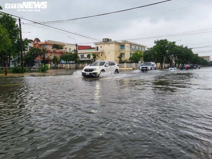 Ảnh: Lũ lại về phố cổ Hội An, đường phố Tam Kỳ chìm trong biển nước - 9
