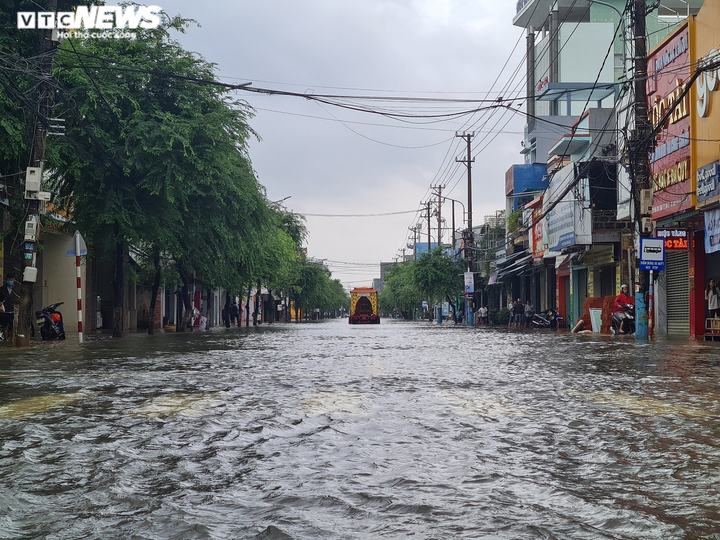 Ảnh: Lũ lại về phố cổ Hội An, đường phố Tam Kỳ chìm trong biển nước - 10