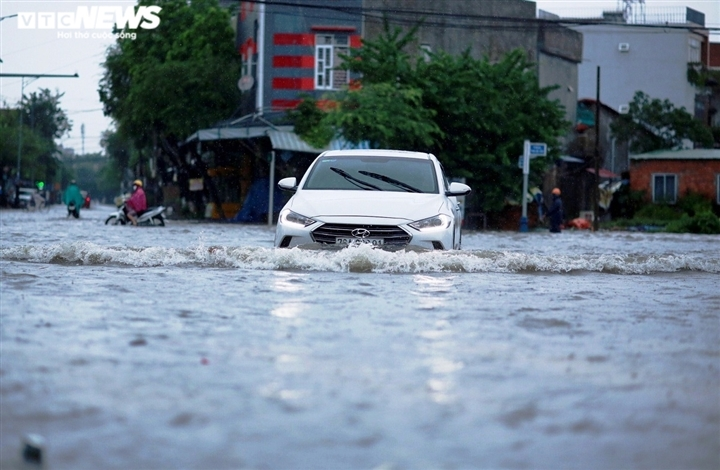 Mưa lũ miền Trung: Hơn 16.000 nhà dân chìm trong biển nước, đường sá sạt lở nặng - 11