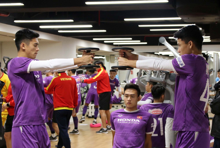 HLV Park Hang Seo thử tài sút bóng trúng xà ngang cùng tuyển thủ U23 Việt Nam - 3