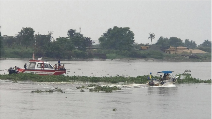 Chìm sà lan tại TP.HCM, một người mất tích, 4 người may mắn thoát chết - 1