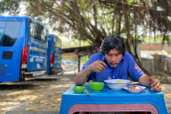 Những người 'ở trọ' trên xe buýt suốt 4 tháng dịch ở TP.HCM - 8