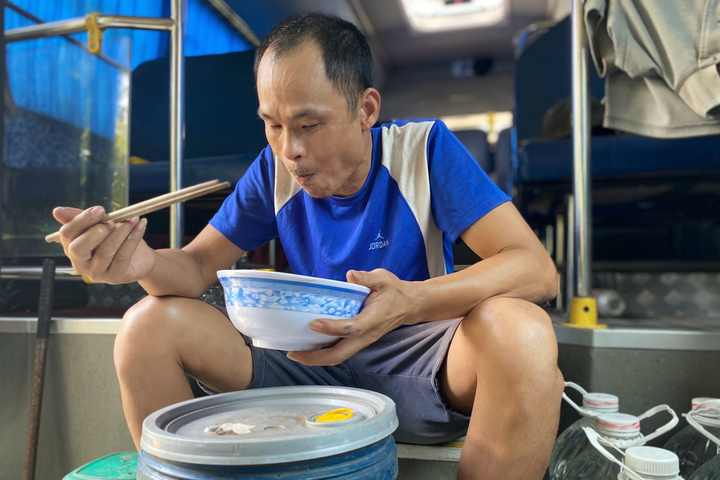 Những người 'ở trọ' trên xe buýt suốt 4 tháng dịch ở TP.HCM - 2