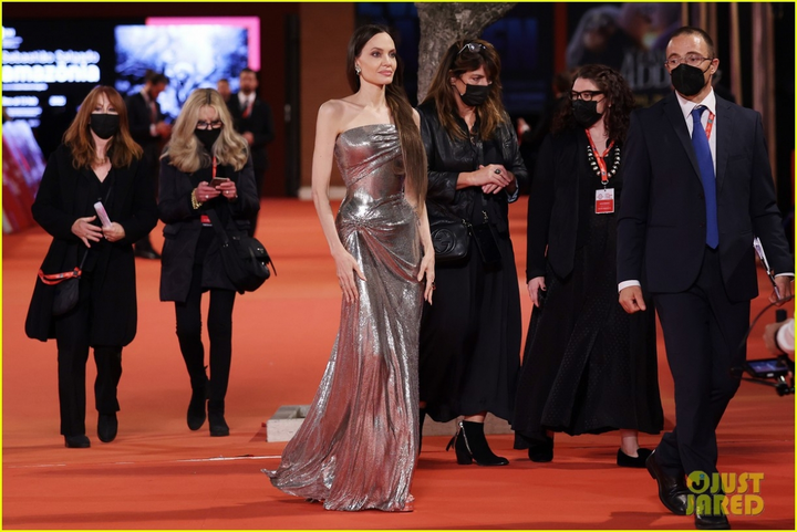 Ảnh: Angelina Jolie dắt tay 2 con gái xinh đẹp trên thảm đỏ - 9