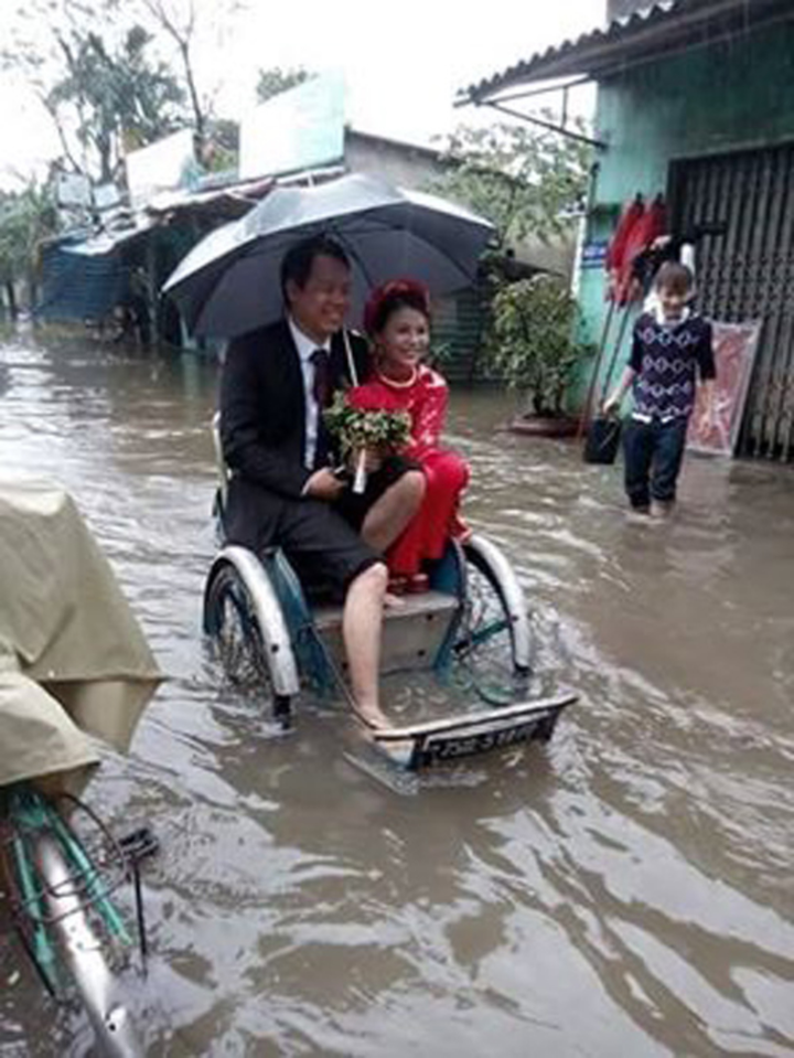 Muôn kiểu 'xe hoa' không đụng hàng mùa lụt: Cực một chút nhưng bao vui - 1