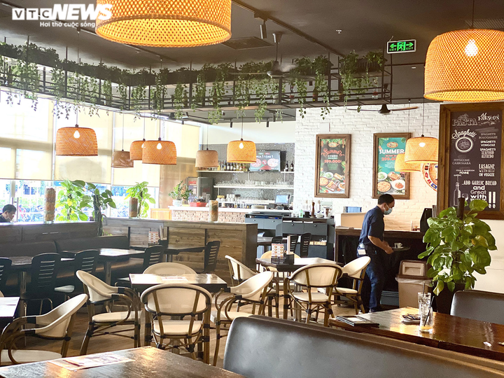 Bình Dương ngày đầu cho bán tại chỗ: Quán không bóng khách, quán im lìm đóng cửa - 10