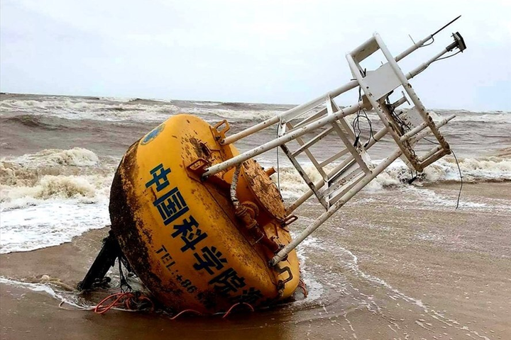 Nhiều vật thể lạ có chữ Trung Quốc trôi dạt vào bờ biển tỉnh Thừa Thiên - Huế - 1