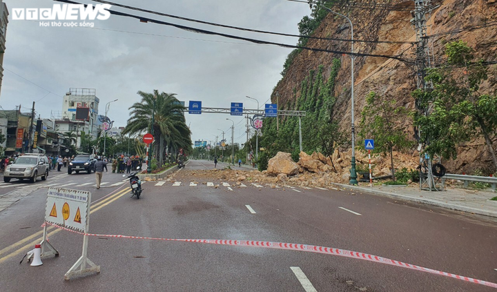 Ảnh: Cận cảnh sạt lở núi Bà Hỏa khiến 3 người bị thương - 5