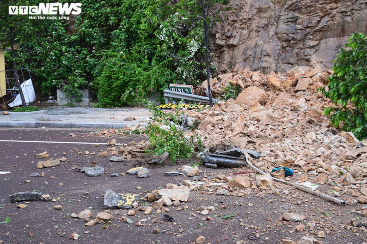 Bình Định: Sạt lở núi Bà Hỏa, 3 người đi đường bị thương - 1