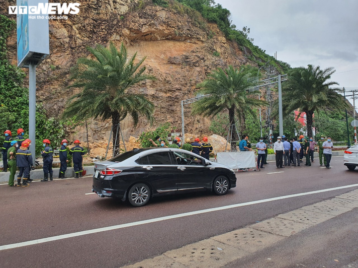 Ảnh: Cận cảnh sạt lở núi Bà Hỏa khiến 3 người bị thương - 4