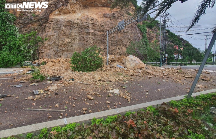 Ảnh: Cận cảnh sạt lở núi Bà Hỏa khiến 3 người bị thương - 6