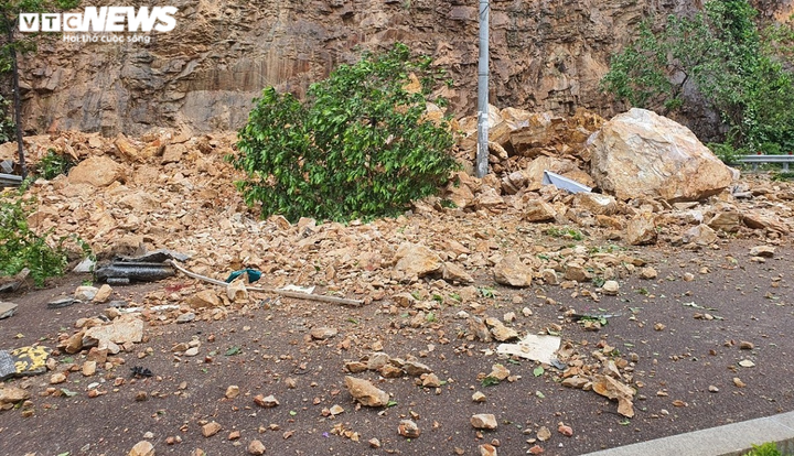 Ảnh: Cận cảnh sạt lở núi Bà Hỏa khiến 3 người bị thương - 2