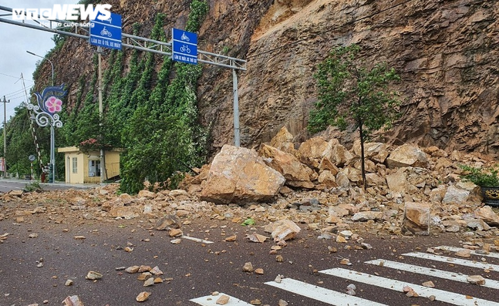 Ảnh: Cận cảnh sạt lở núi Bà Hỏa khiến 3 người bị thương - 3