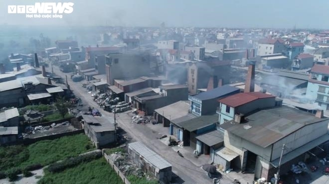 Kinh hãi những bãi thải xỉ nhôm bao vây làng tái chế nhôm lớn nhất miền Bắc - 1