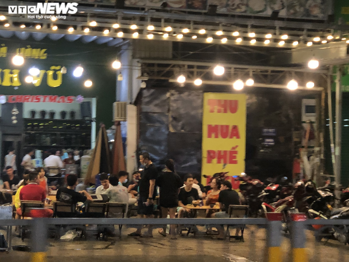 Quán nhậu ở TP.HCM vẫn tưng bừng đón khách dù thành phố chưa cho phép - 1