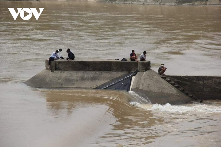 Cận cảnh giải cứu 7 người mắc kẹt giữa dòng nước xiết ở Quảng Trị - 3