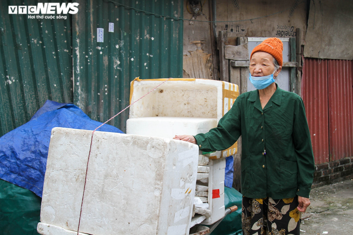 Chợ Long Biên mở cửa trở lại, phu bốc vác vẫn 'đói' việc - 6