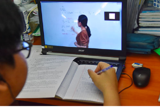 Dạy trực tuyến quá lâu, giáo viên than trời vì căng thẳng, mệt mỏi - 1