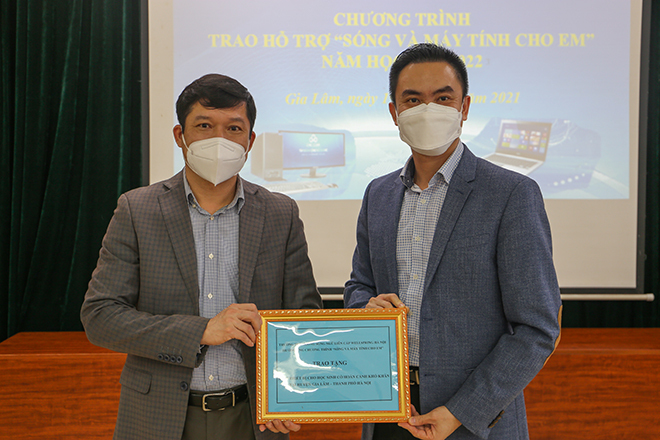 Trao tặng thiết bị học trực tuyến cho học sinh khó khăn - 2