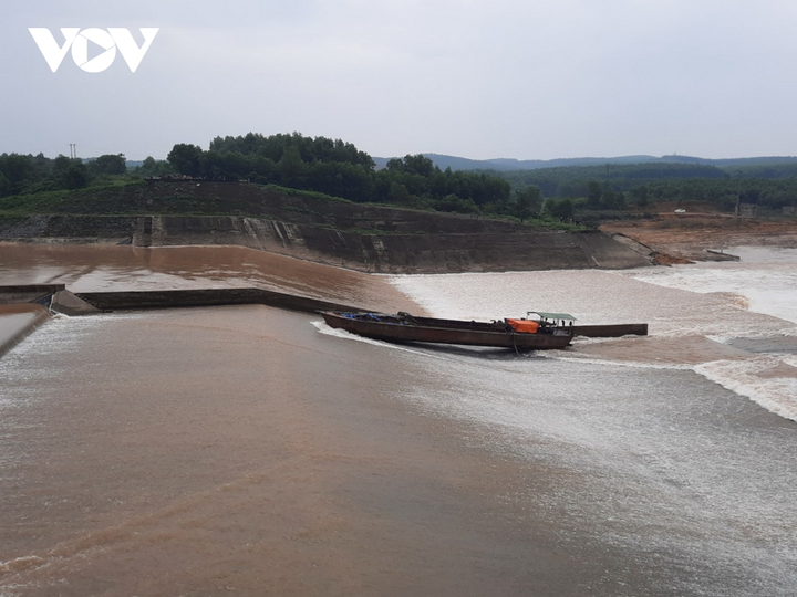 Cận cảnh giải cứu 7 người mắc kẹt giữa dòng nước xiết ở Quảng Trị - 13