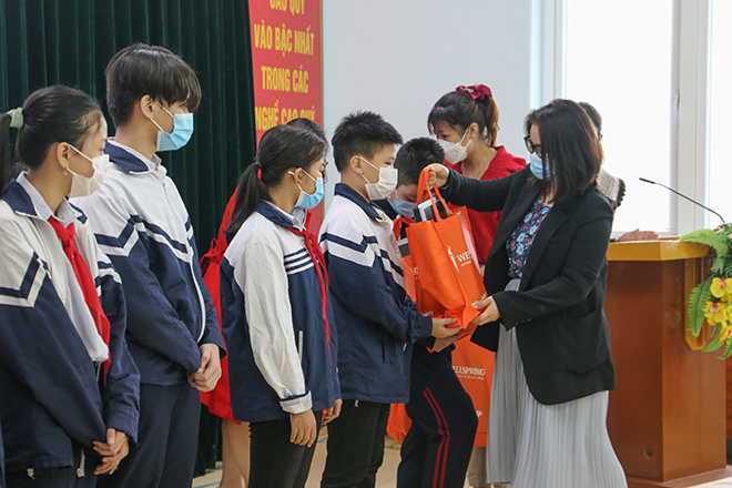 Trao tặng thiết bị học trực tuyến cho học sinh khó khăn - 1